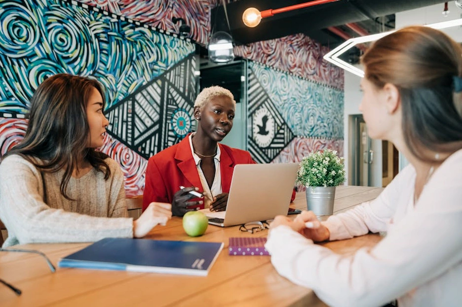 Il team di Catalyst Management Lab durante una sessione di brainstorming